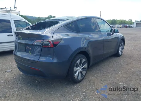 2023 Tesla Model Y Awd/Long Range Dual Motor All-Wheel Drive z USA, uszkodzony, nr VIN 7SAYGDEE3PF879552